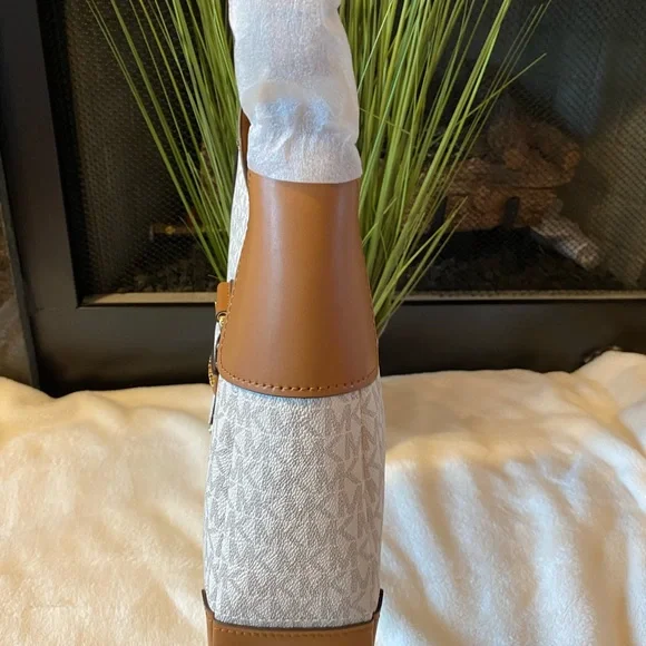 MICHAEL KORS Ilillian Medium Shoulder Bag - Picture 7 of 13